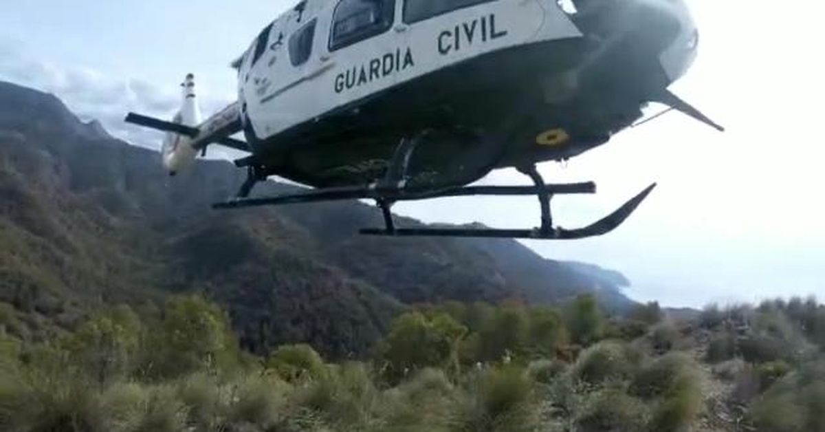 Un helicóptero de la Guardia Civil rescata a un senderista herido en Nerja