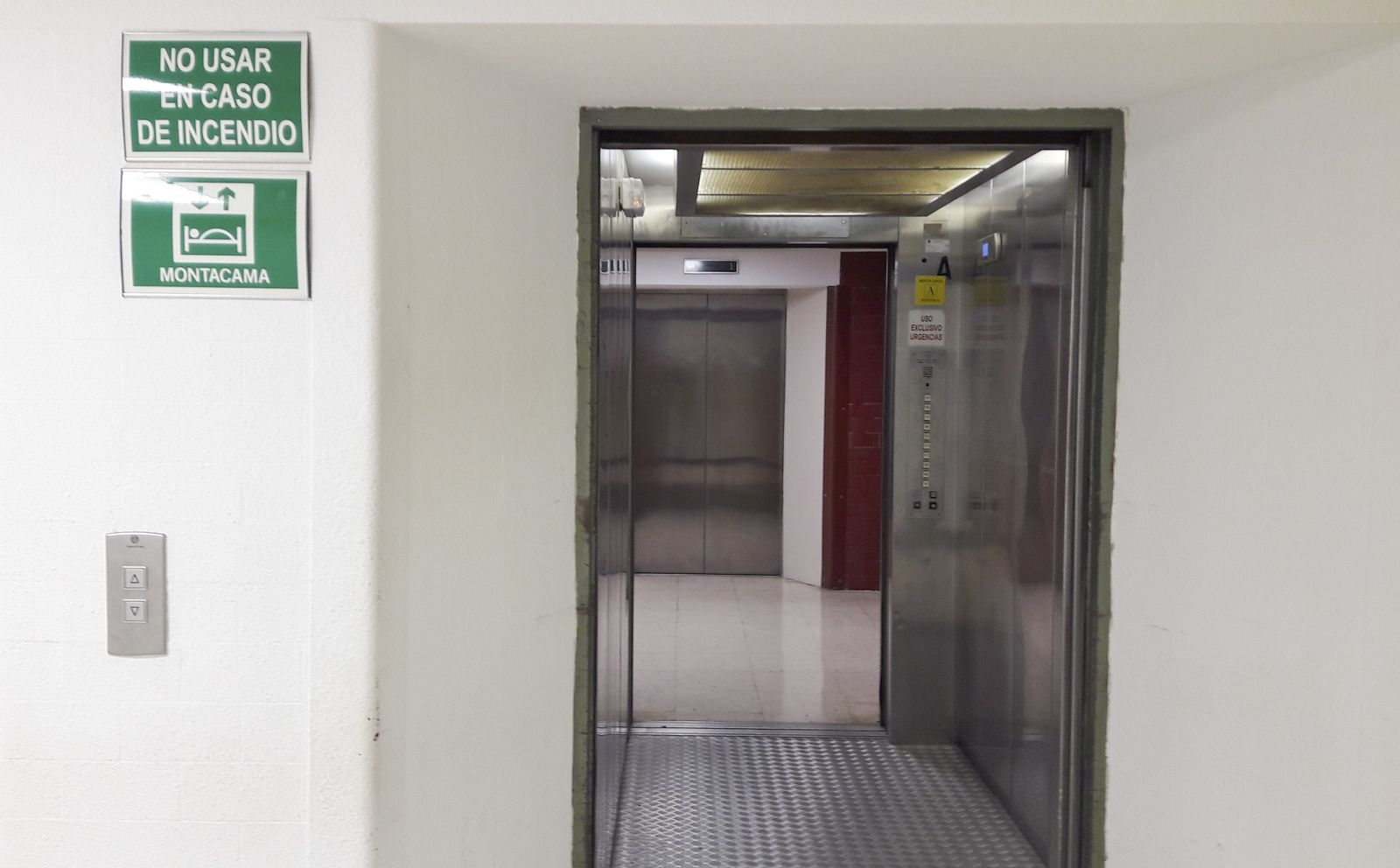 El ascensor del Materno que lleva más de un año averiado.