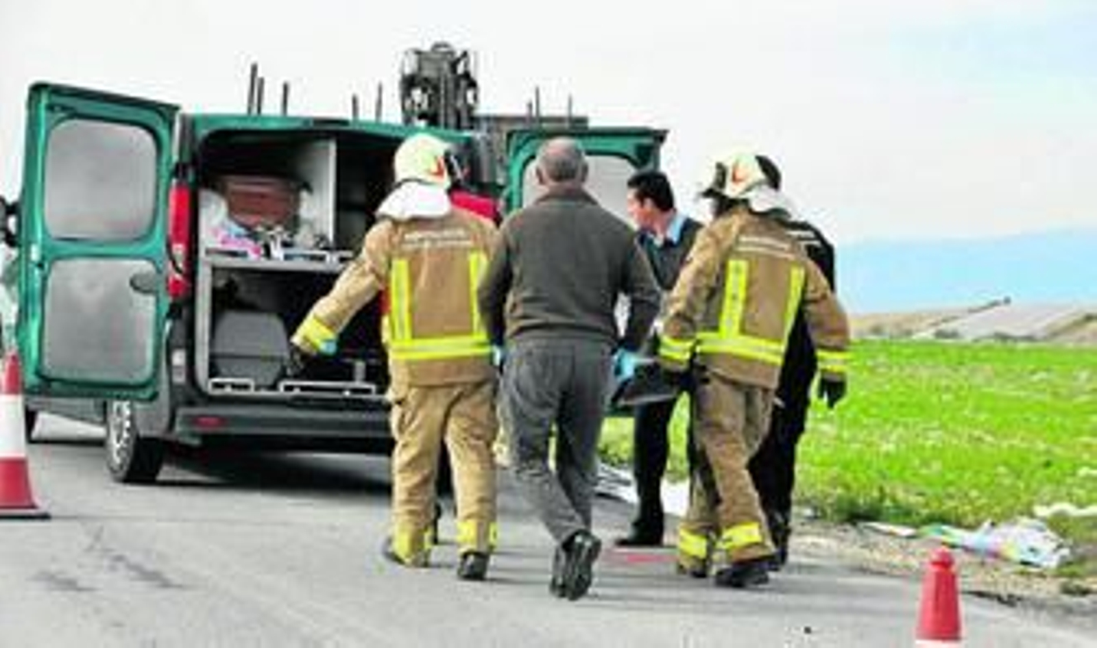 El servicio de Bomberos de Huéscar se desplazó hasta el lugar del accidente junto a agentes de la Guardia Civil y sanitarios del 061.
