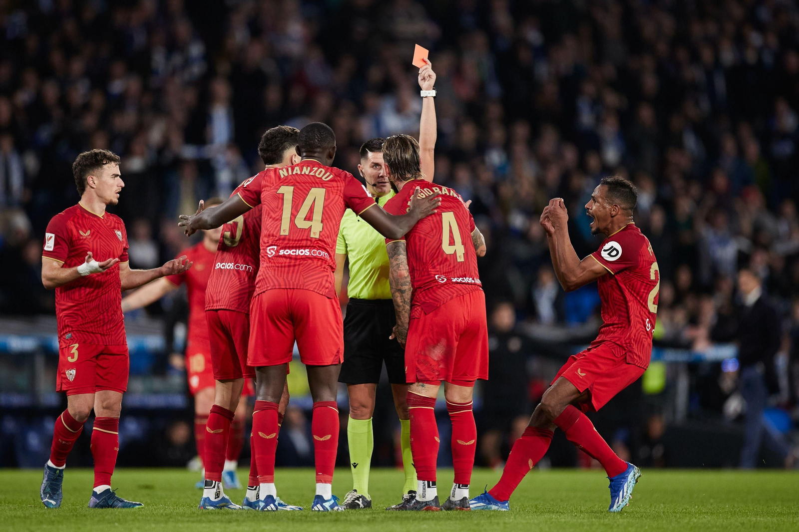Miguel Ángel Ortiz Arias muestra la cartulina roja a Sergio Ramos.