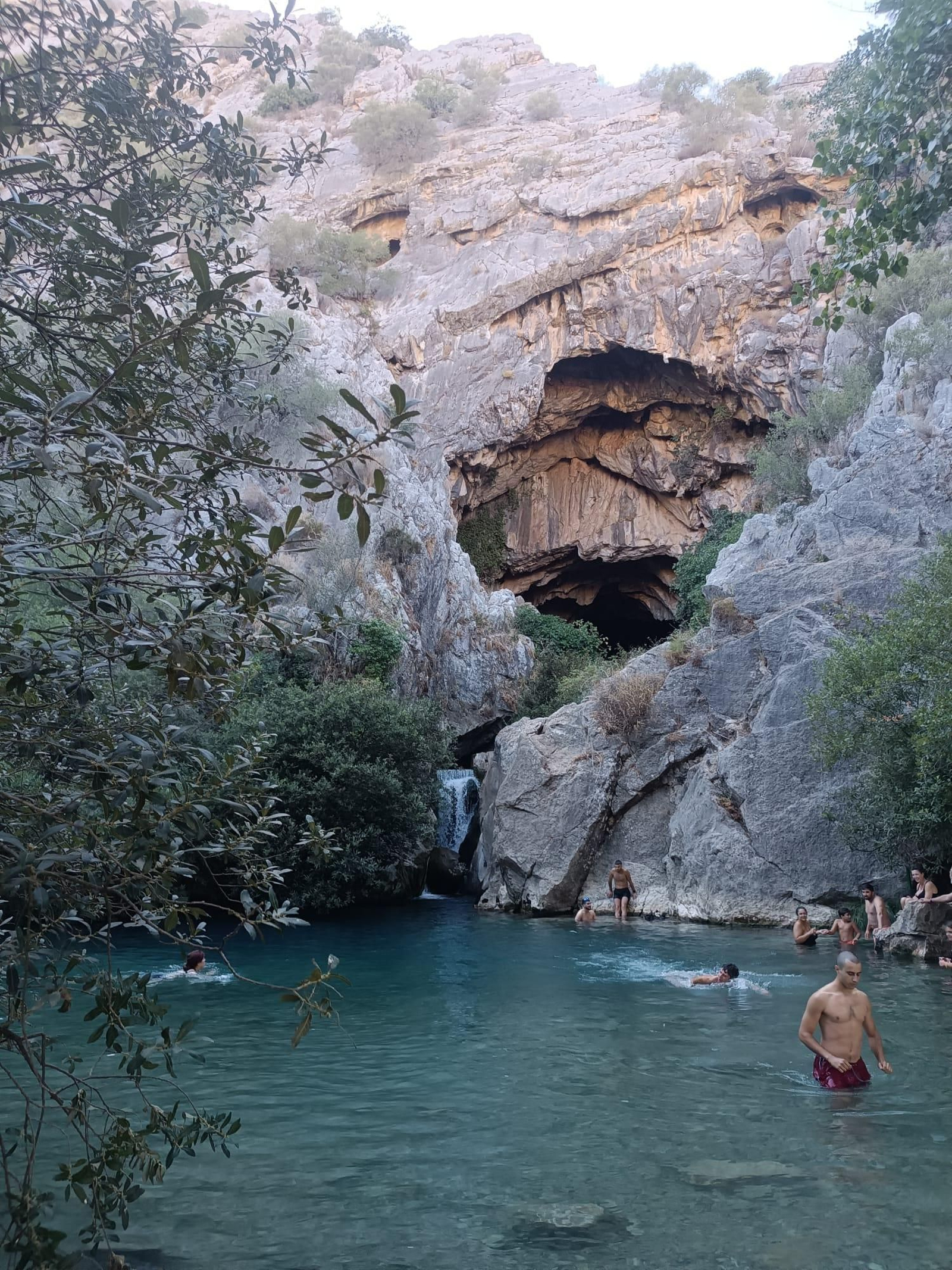 La impactante Cueva del Gato y su piscina natural.