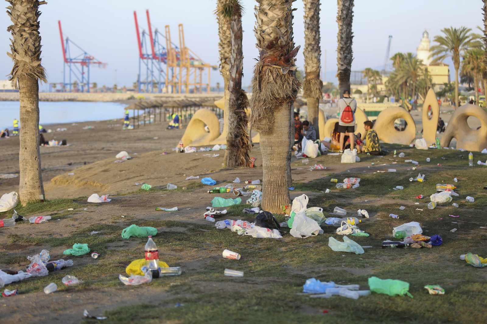 Las fotos de la basura en las playas de Málaga tras San Juan