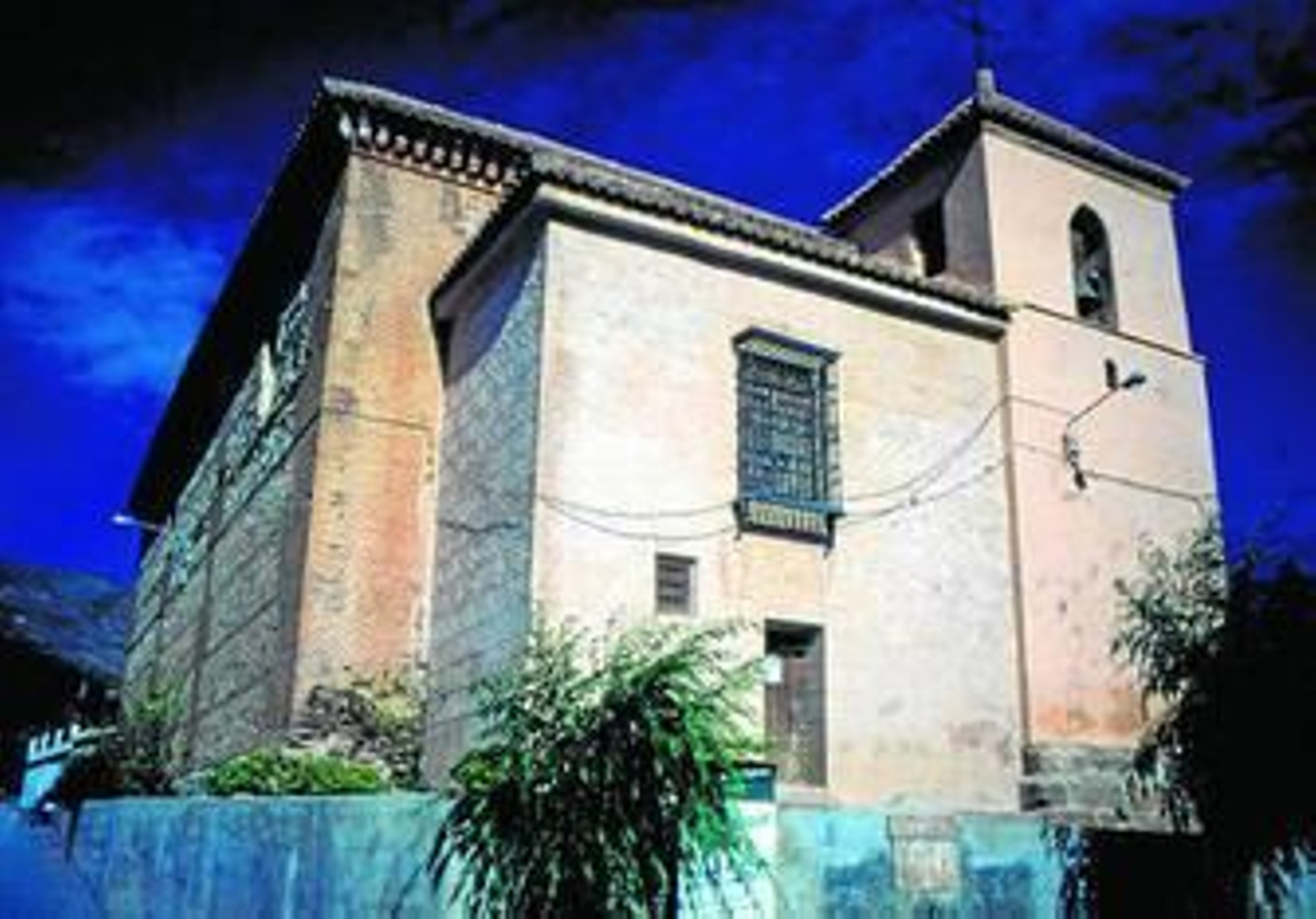 La vieja iglesia de Benecid cambia de imagen