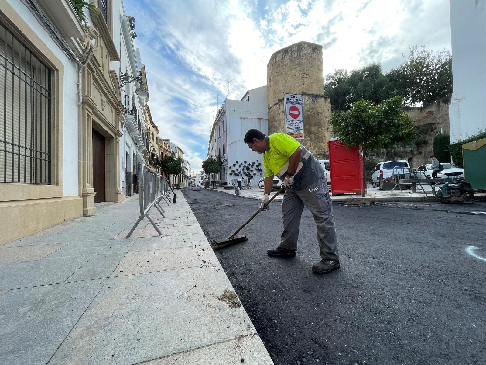 La calle Alfaros tras su primera fase de obras, en imágenes