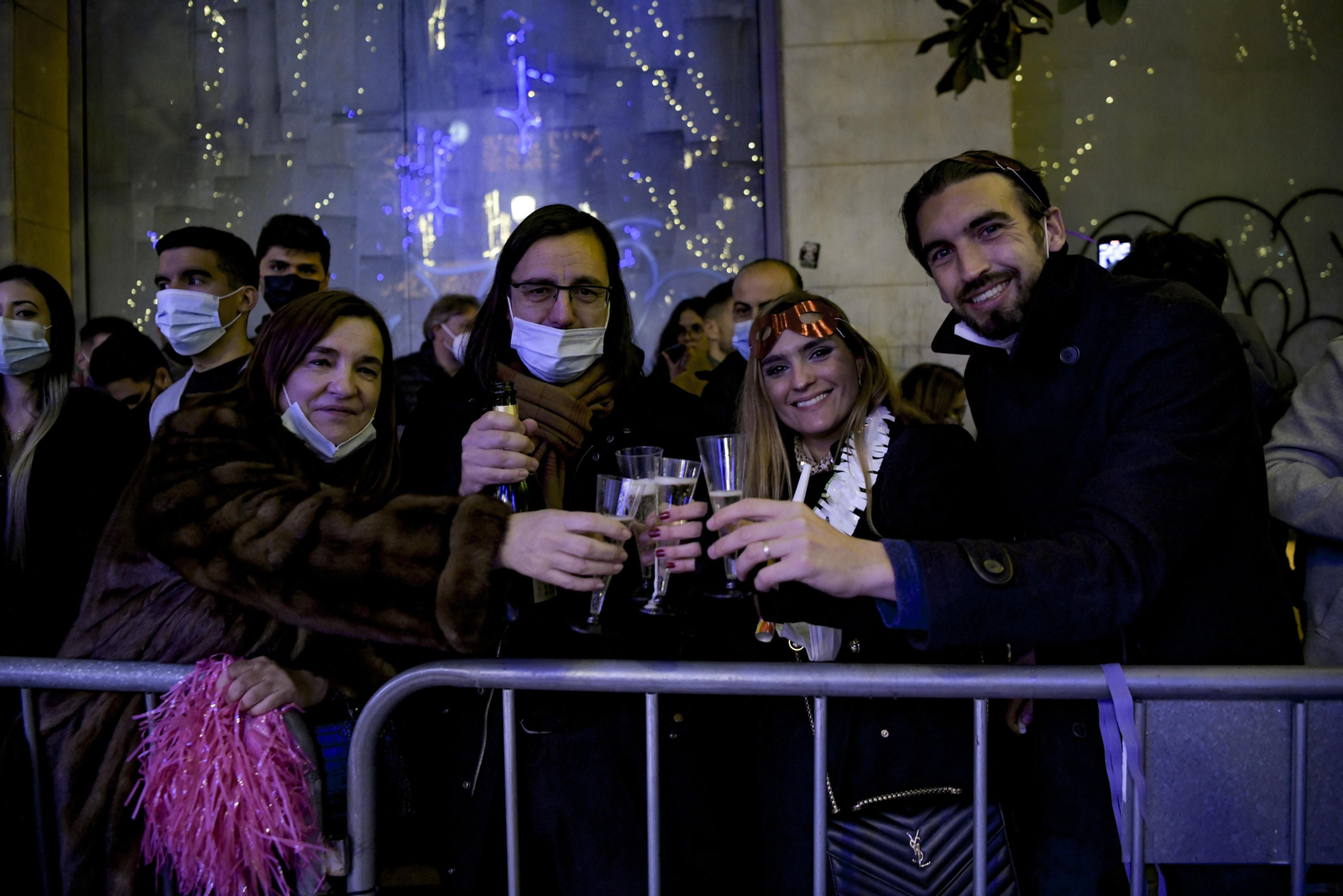 Así fue la Nochevieja 2021 en Granada, en imágenes: uvas en una Plaza del Carmen vallada y ambiente de fiesta en la calle
