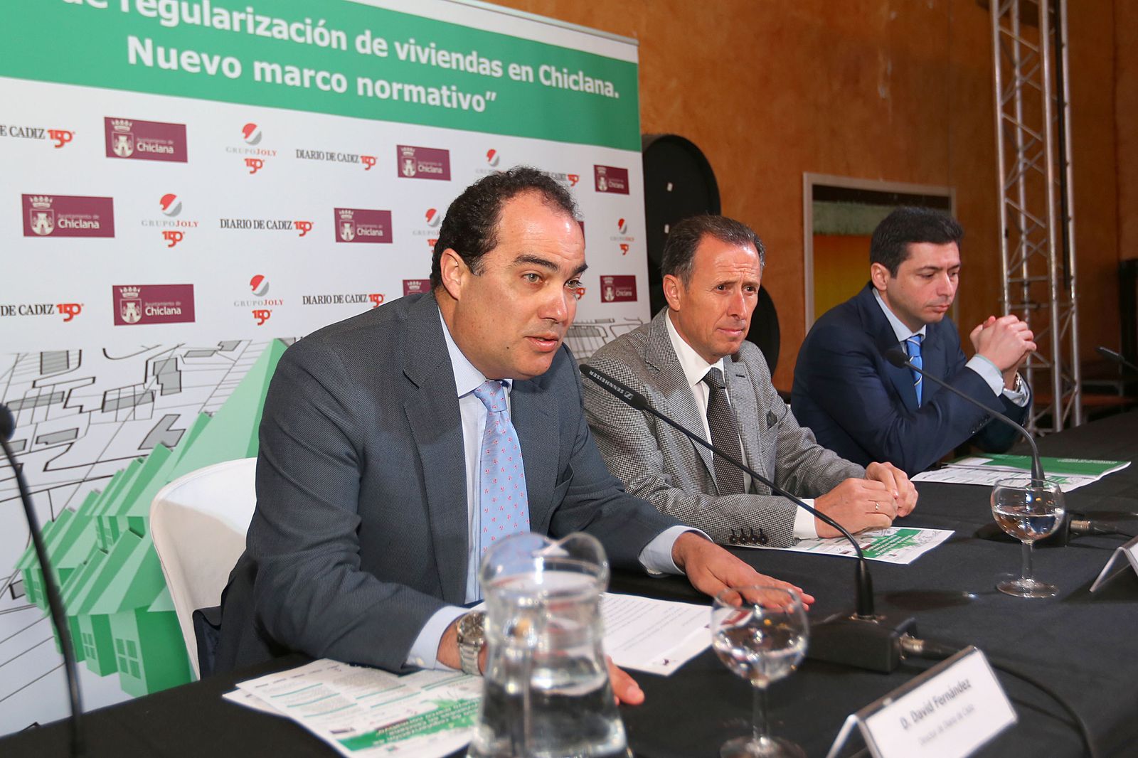 El alcalde, José María Román (centro), con el director de Diario de Cádiz, David Fernández, y el secretario de Ordenación Urbana de la Junta, Rafael Márquez.