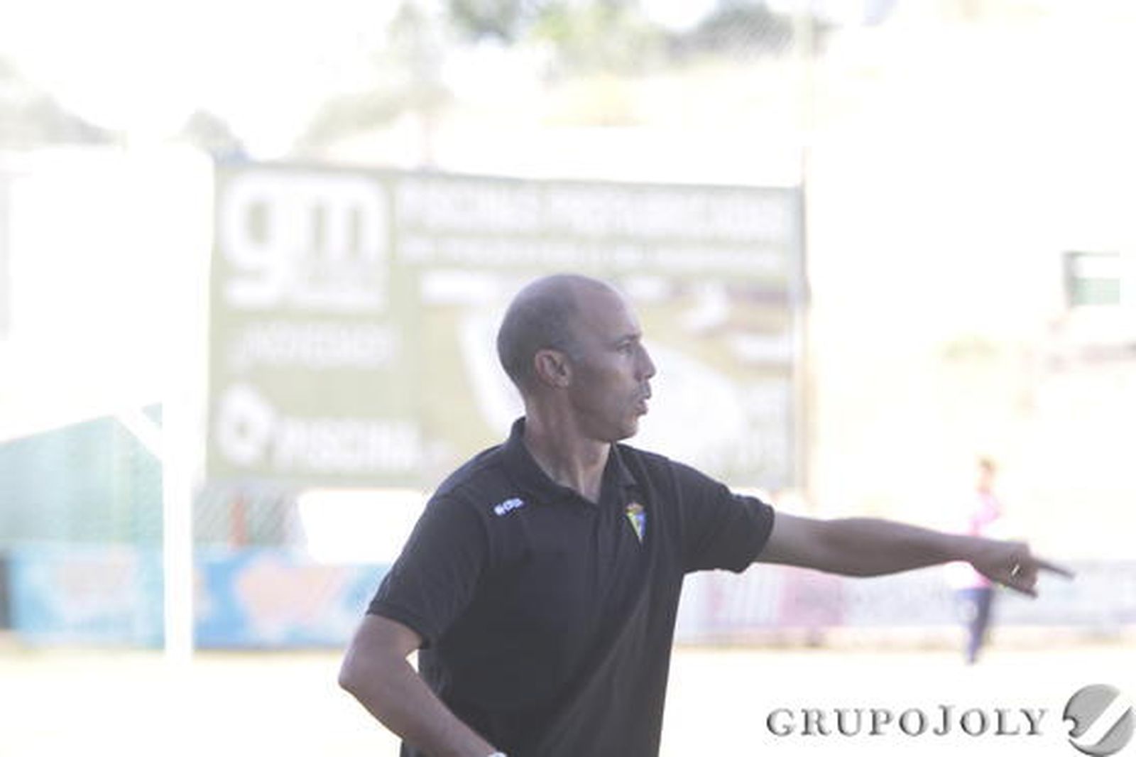 Antonio Calderón da indicaciones a sus futbolistas. 

Foto: LOF