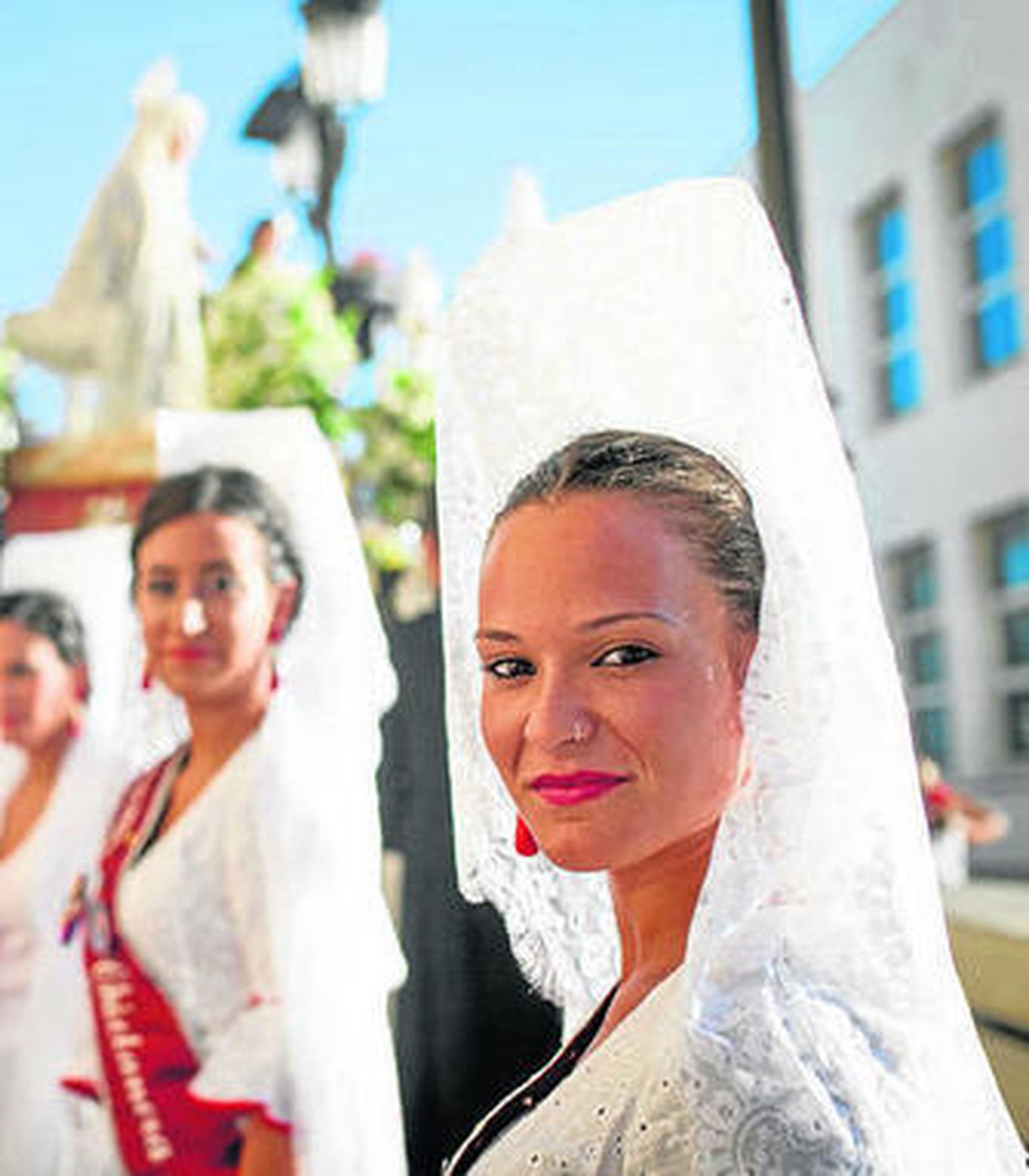 La actual Chiclanera Mayor en un acto de la procesión de Santa Ana.