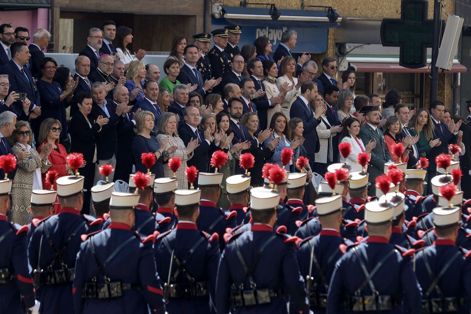 Las imágenes del desfile militar en Oviedo con motivo del Día de las Fuerzas Armadas