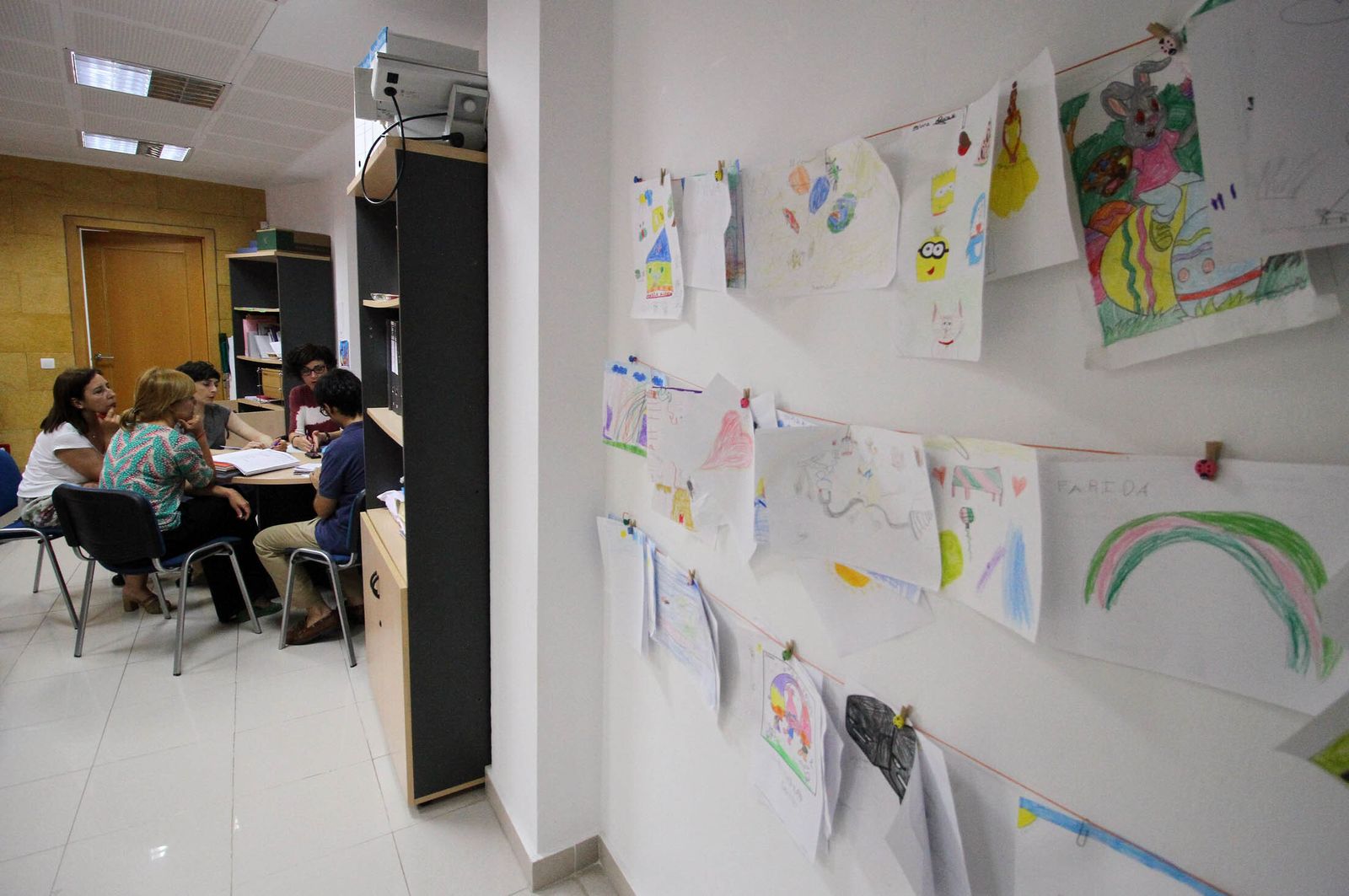 Varias profesionales trabajan en un centro de servicios sociales.