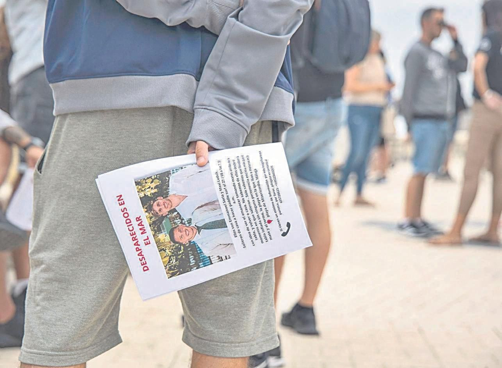 Cartel con la imagen de los dos desaparecidos durante una concentración realizada por los familiares hace unas semanas.