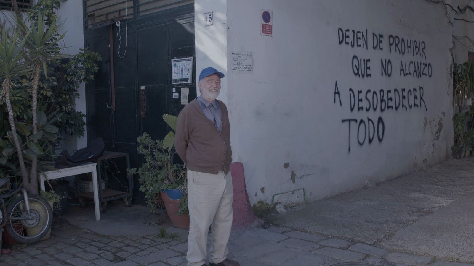 Gonzalo García-Pelayo, ante la pintada en la Plaza del Pelícano de Sevilla que le dio el título de la primera película del proyecto 'El año de las 7 películas'.