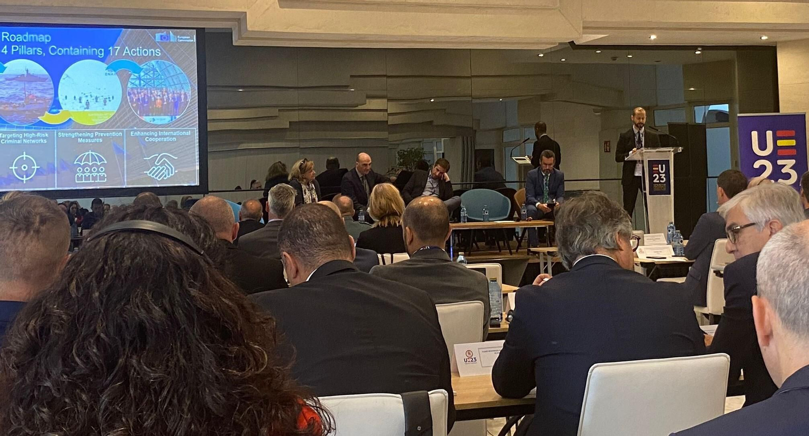 Juan Franco, sentado a la derecha, durante la conferencia.