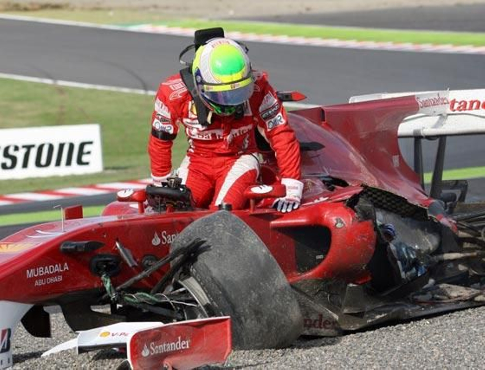 Fernando Alonso logra superar el peor circuito que le quedaba para Ferrari F10 con un tercer puesto detrás de los Red Bull del alemán Sebastian Vettel y del australiano Mark Webber

Foto: efe