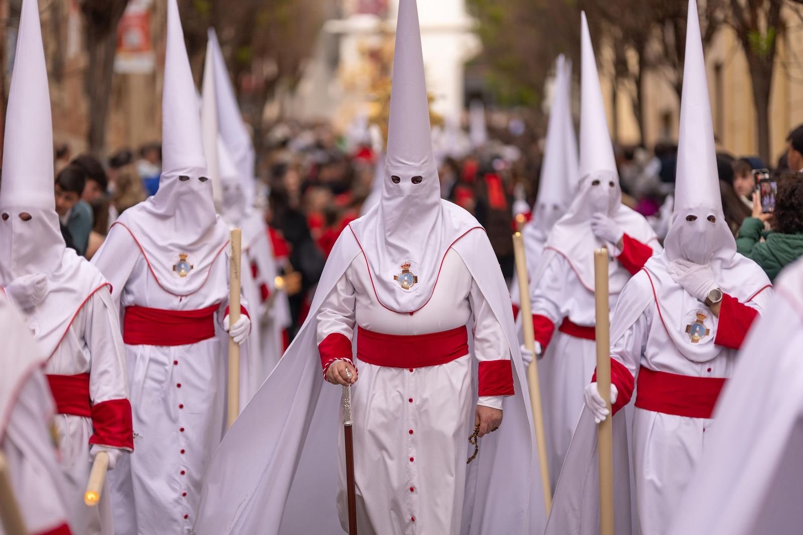 Las mejores fotos del nuevo recorrido por el Realejo de la procesión de la Aurora en el Jueves Santo de Granada