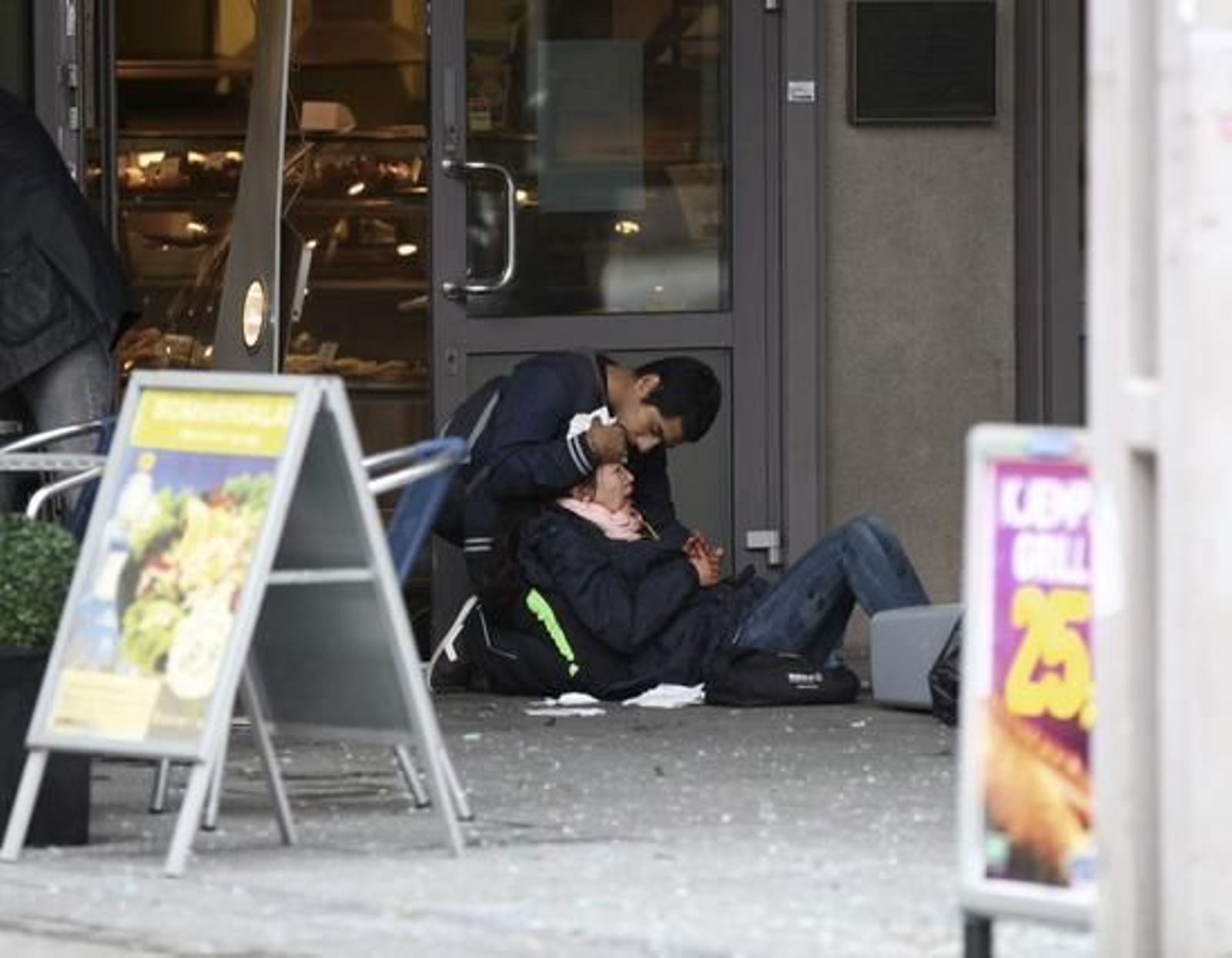 Dos ataques sacuden la capital noruega, el primero con un coche bomba en el centro de la ciudad y el segundo en un campamento juvenil.

Foto: EFE