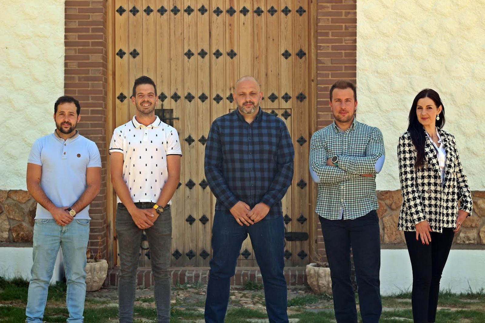 Los candidatos del Partido Popular de Bacares, Francisco Javier López Segura, Pedro Martínez Villanueva, Francisco Pando Segura y Carmen Egea Carricondo, con el cabeza de lista, Miguel Ángel Sobrino Sola, en el centro.