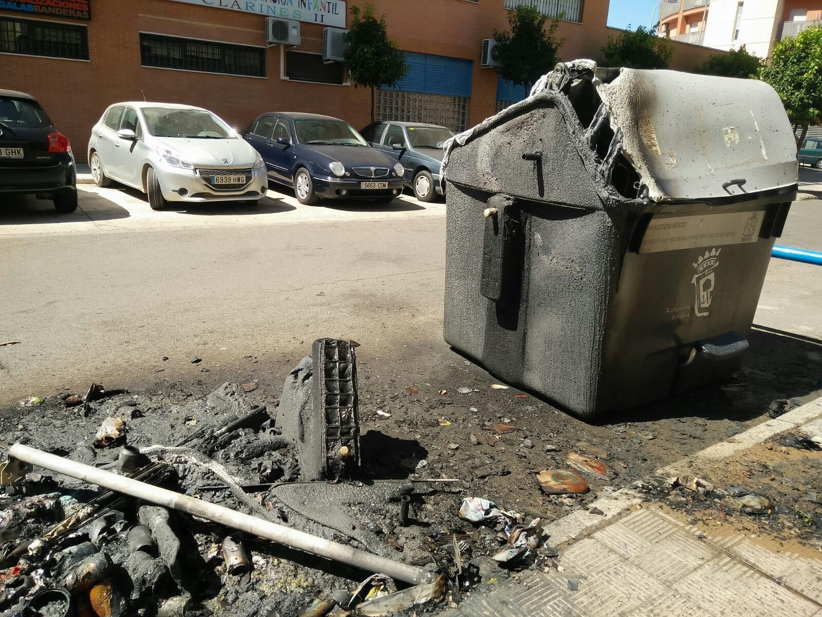 Contenedor quemado y junto a él lo que quedan de otros contenedores tras el incendio de los mismos en la calle Miguel de Unamuno.
