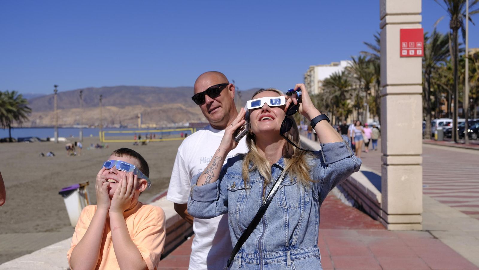Almería observa el eclipse solar desde el Paseo Marítimo, en imágenes