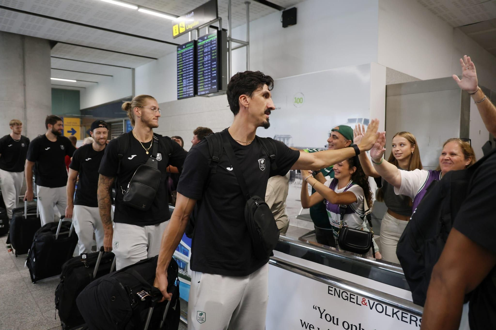 El Unicaja brinda la Intercontinental a un centenar de aficionados en el aeropuerto
