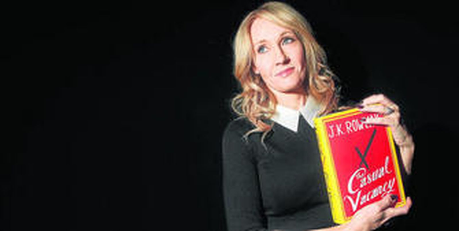 La escritora J. K. Rowling, con un ejemplar de 'Una vacante imprevista'.