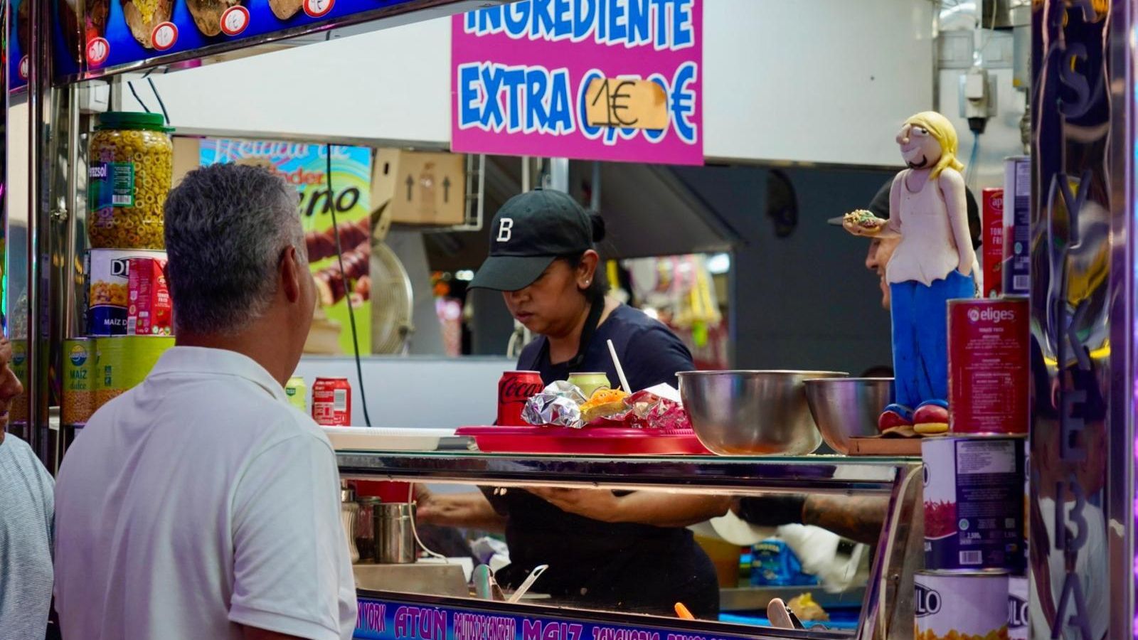 En cualquier rincón, hay un puesto con comida.