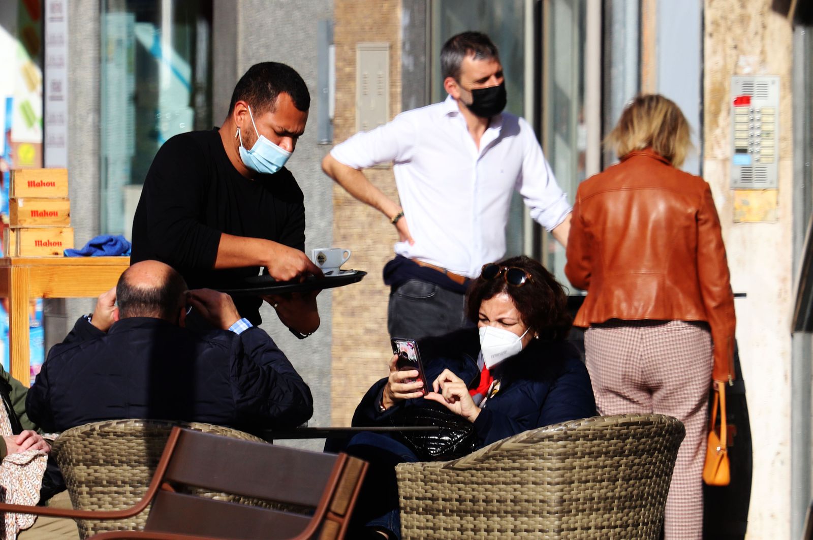 Un camarero atiende a los clientes en una terraza de Córdoba.