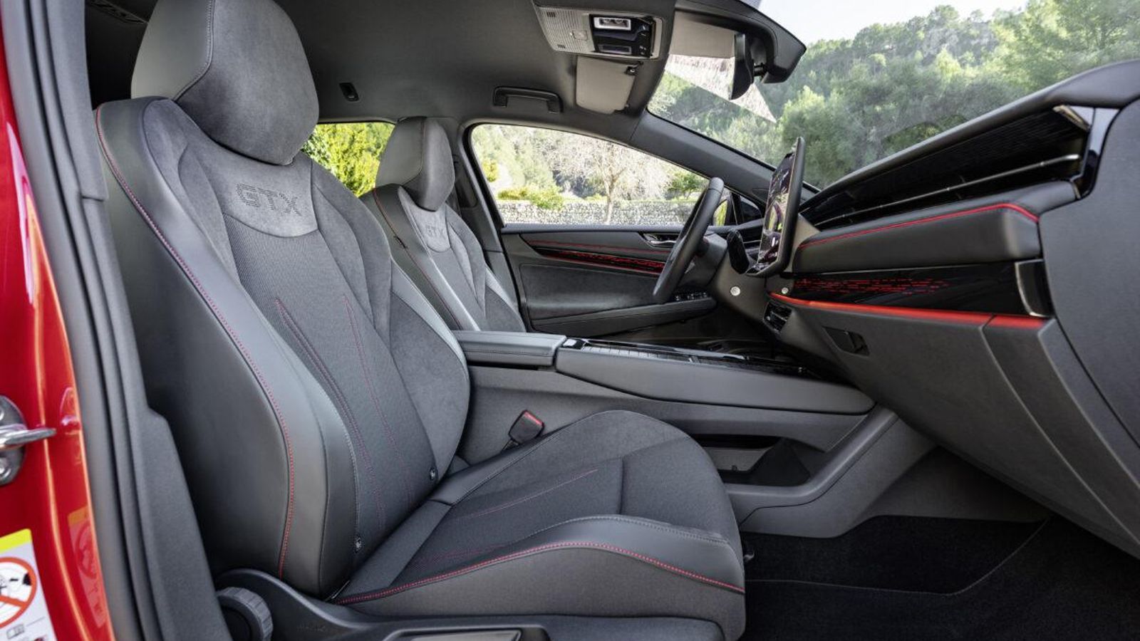 Los asientos están caracterizados con el logo GTX perforado en los respaldos. Son calefactados de serie.