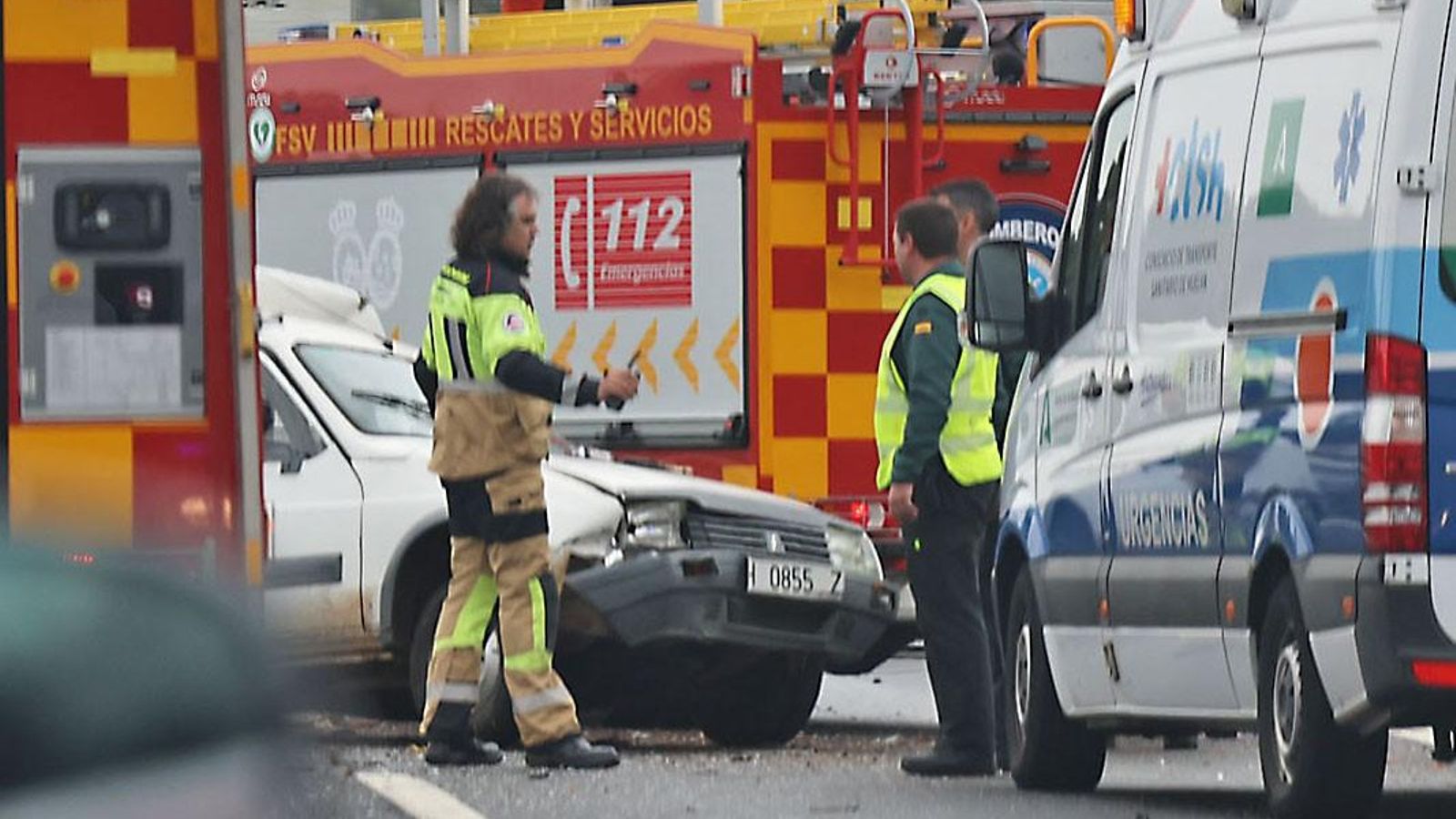 Servicios de Emergencias asistiendo en un accidente de tráfico en la provincia de Huelva. Servicios de Emergencias asistiendo en un accidente de tráfico en la provincia de Huelva.