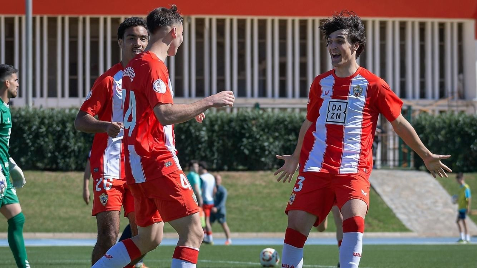 Perovic, Hou y Hugo Martín celebran el gol del montenegrino ante el Antoniano.