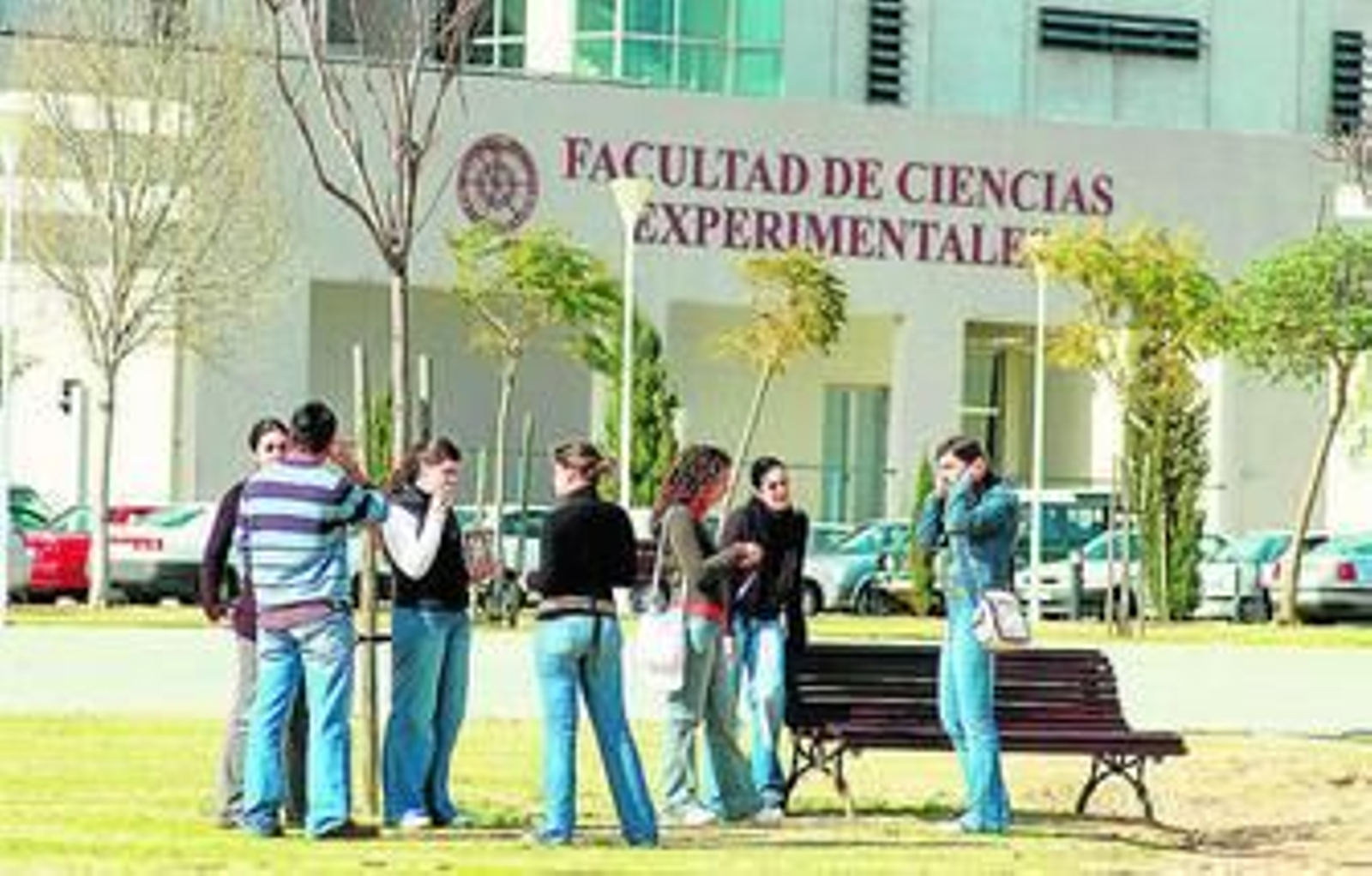 Grupo de universitarios en el Campus del Carmen.