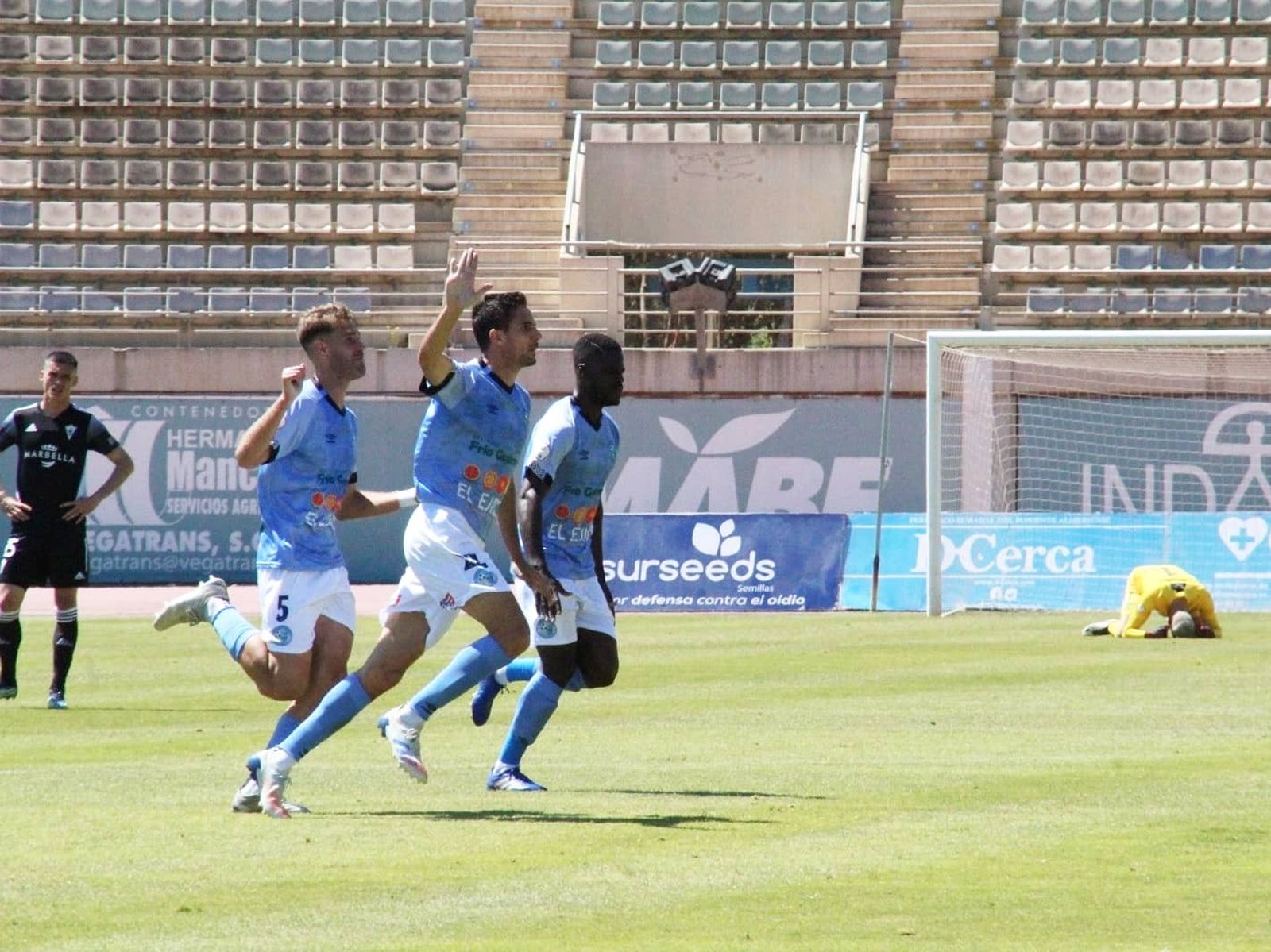 Los jugadores de El Ejido celebran uno de los goles al Marbella la pasada jornada.