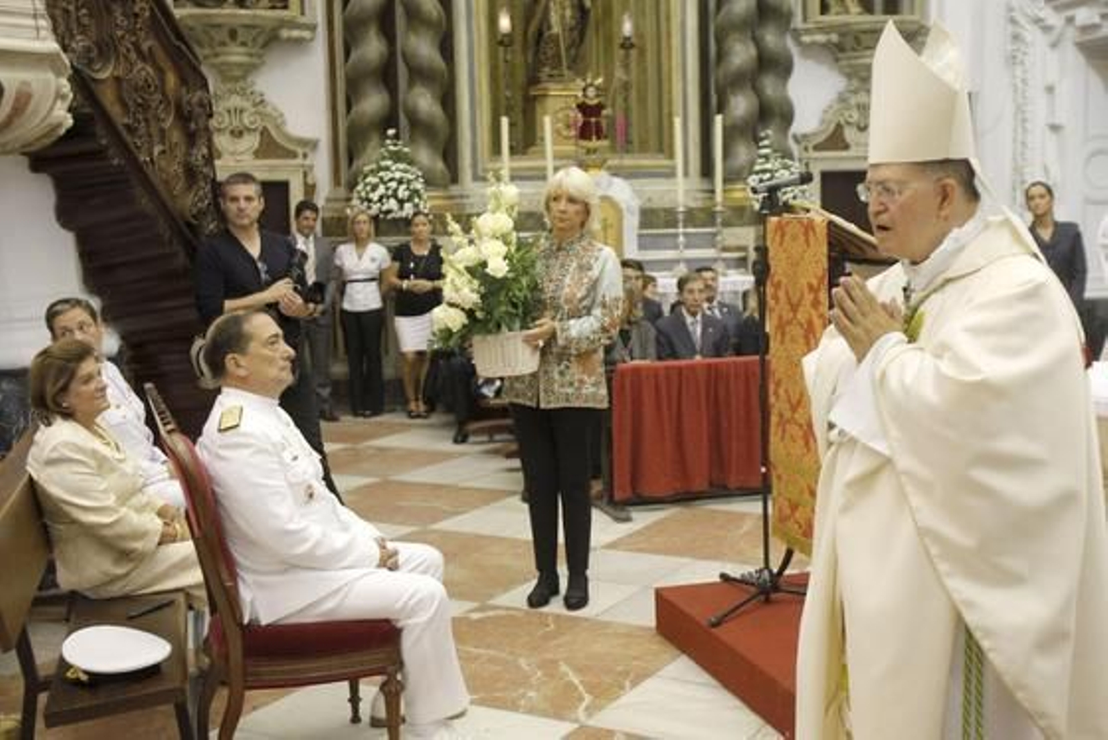 La iglesia de Santo Domingo acoge la tradicional ofrenda floral a la Virgen del Rosario con motivo del Día de la Patrona de Cádiz. 

Foto: Jesus Marin