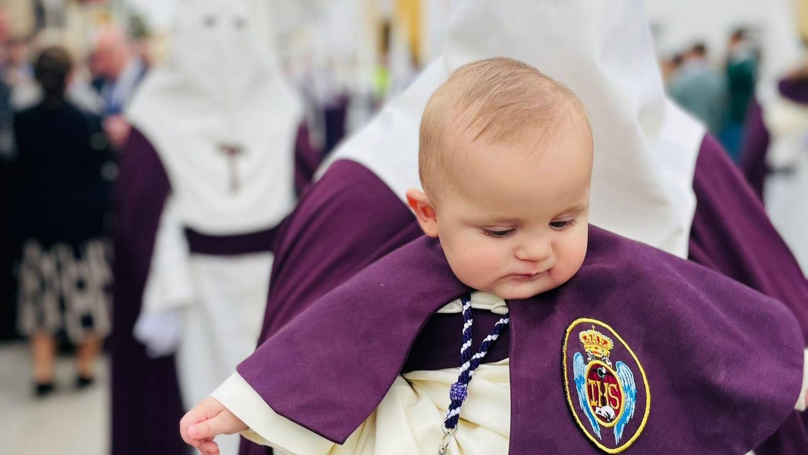 Un jovencísimo nazareno de La Entrega, ayer en el Sábado de Pasión.