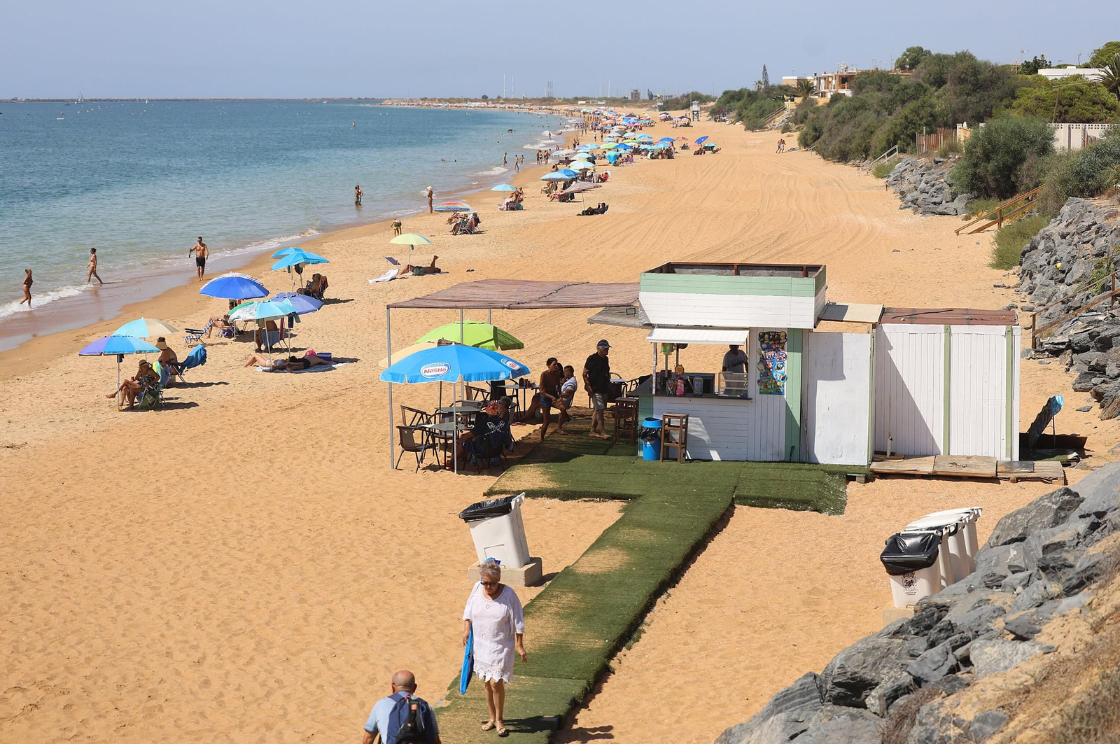 Imágenes del ambiente en las playas de Huelva durante la mañana del domingo