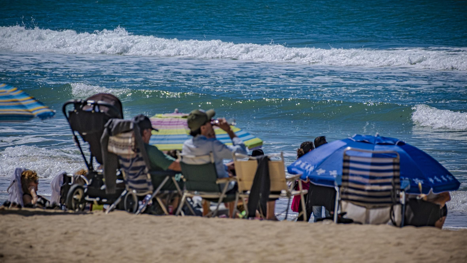 Las imágenes de las mareas vivas en pleamar de las playas de Cádiz