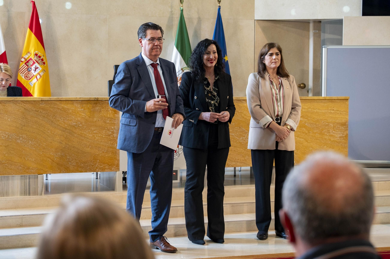 Almería rinde homenaje a su personal municipal con la imposición de los Escudos de Oro