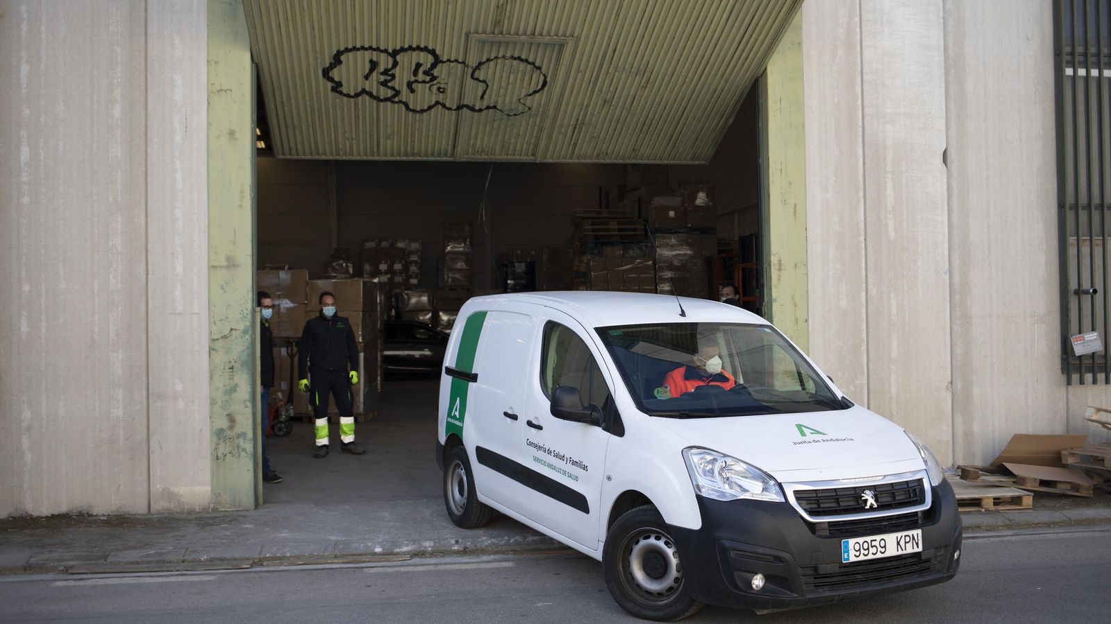 La furgoneta con las vacunas sale de Granada.