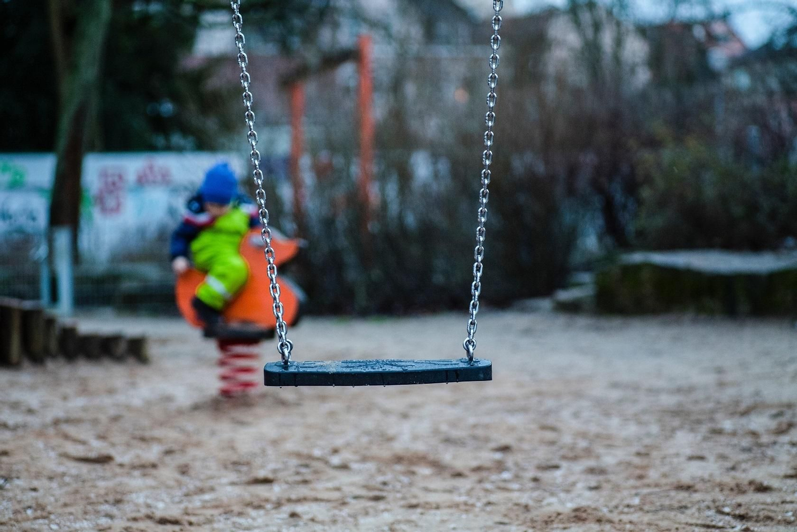 Un niño juega en el parque de una urbanización.