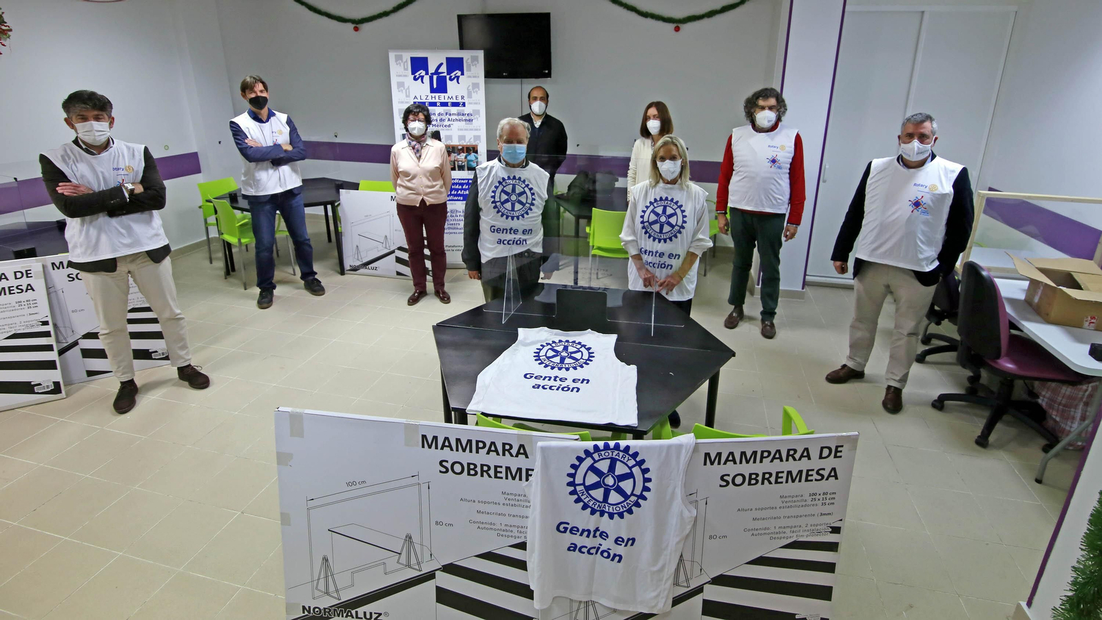 Entrega de las mamparas por parte del Club Rotary Jerez a ‘AFA La Merced’.