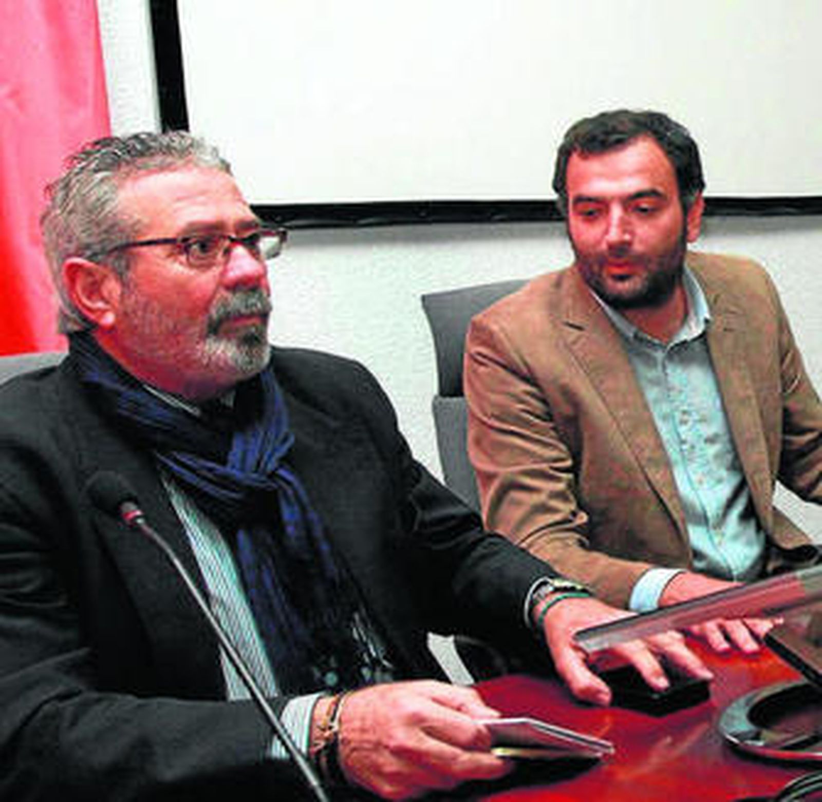 Sixto Romero -izquierda-, ayer en la Facultad de La Merced.