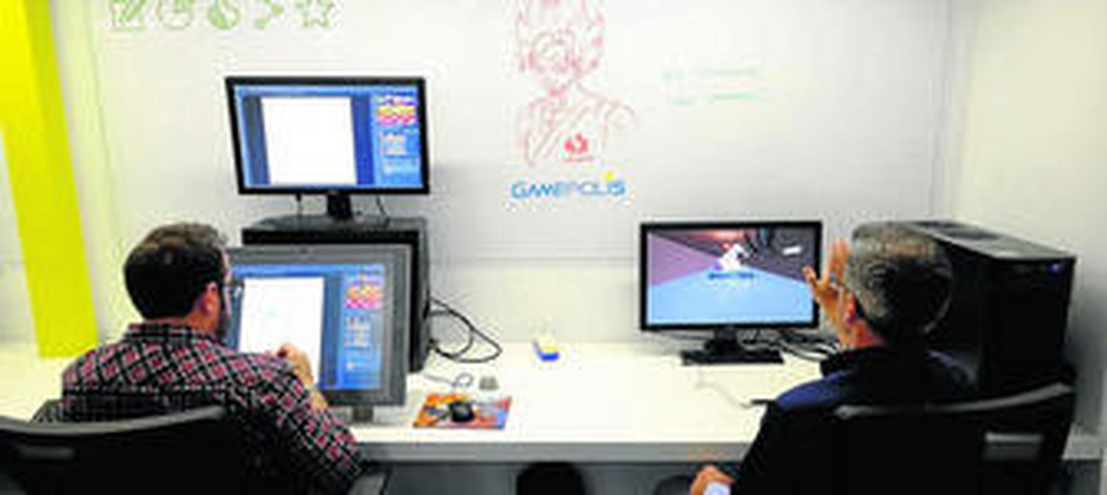 Dos empleados de una de las empresas de videojuegos en el centro inaugurado ayer.