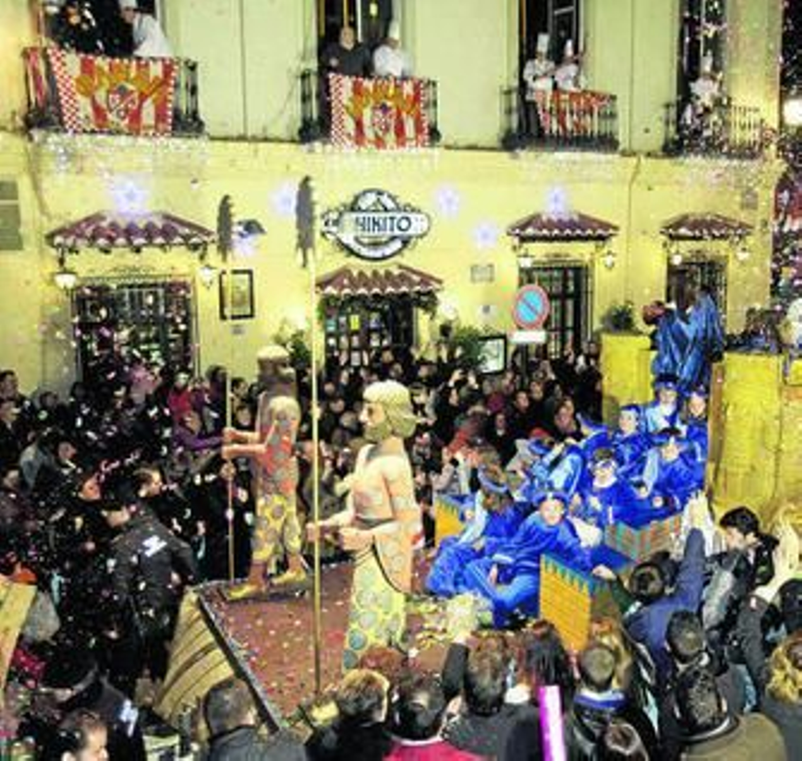 Melchor (José Pedraza), Gaspar (Luís Gáspar), y Baltasar (Enrique Lanz) recorrieron la ciudad durante casi cuatro horas para poder saludar a todas las personas a las que por la noche les llevarían los regalos. Miles de espectadores acudieron a ver la comitiva, que tuvo un hito especial a la puerta del restuarante Chikito, que quiso saludar de forma especial a Melchor. Entre las empresas que han hecho posible la Cabalgata de este año se encuentran Caja Rural, Dani, Construcciones Otero, CajaGranada, Burger King, Puleva, Hermanos Aguilera, Spazio Centro Deportivo, el Colegio de Veterinarios, Cuerva o Granada Hoy, entre otros. Además hubo cuatro carrozas comerciales: Cafés Cumbal, Macdonalds, Pollos Arenas y Bicicletas Domo Electra.