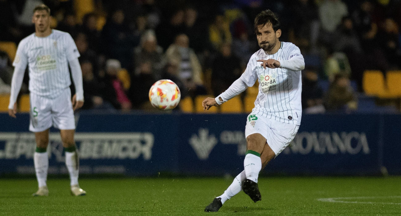 Álex Bernal golpea el balón en el Alcorcón - Córdoba CF.