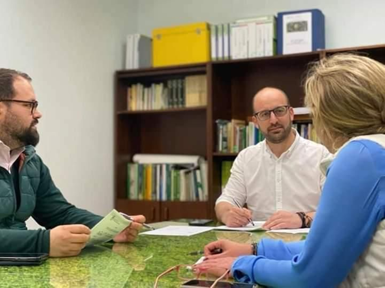 El alcalde, este domingo en el Ayuntamiento con parte de su equipo.