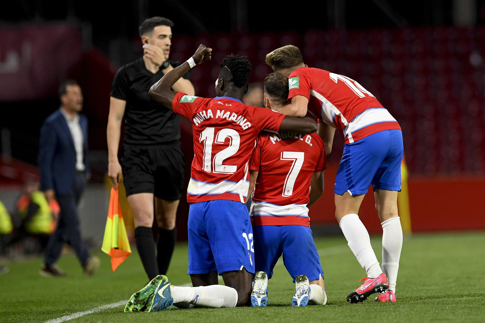 Isma Ruiz, Nuha Marong y Migue García celebran el tanto del '7' ante el Don Benito