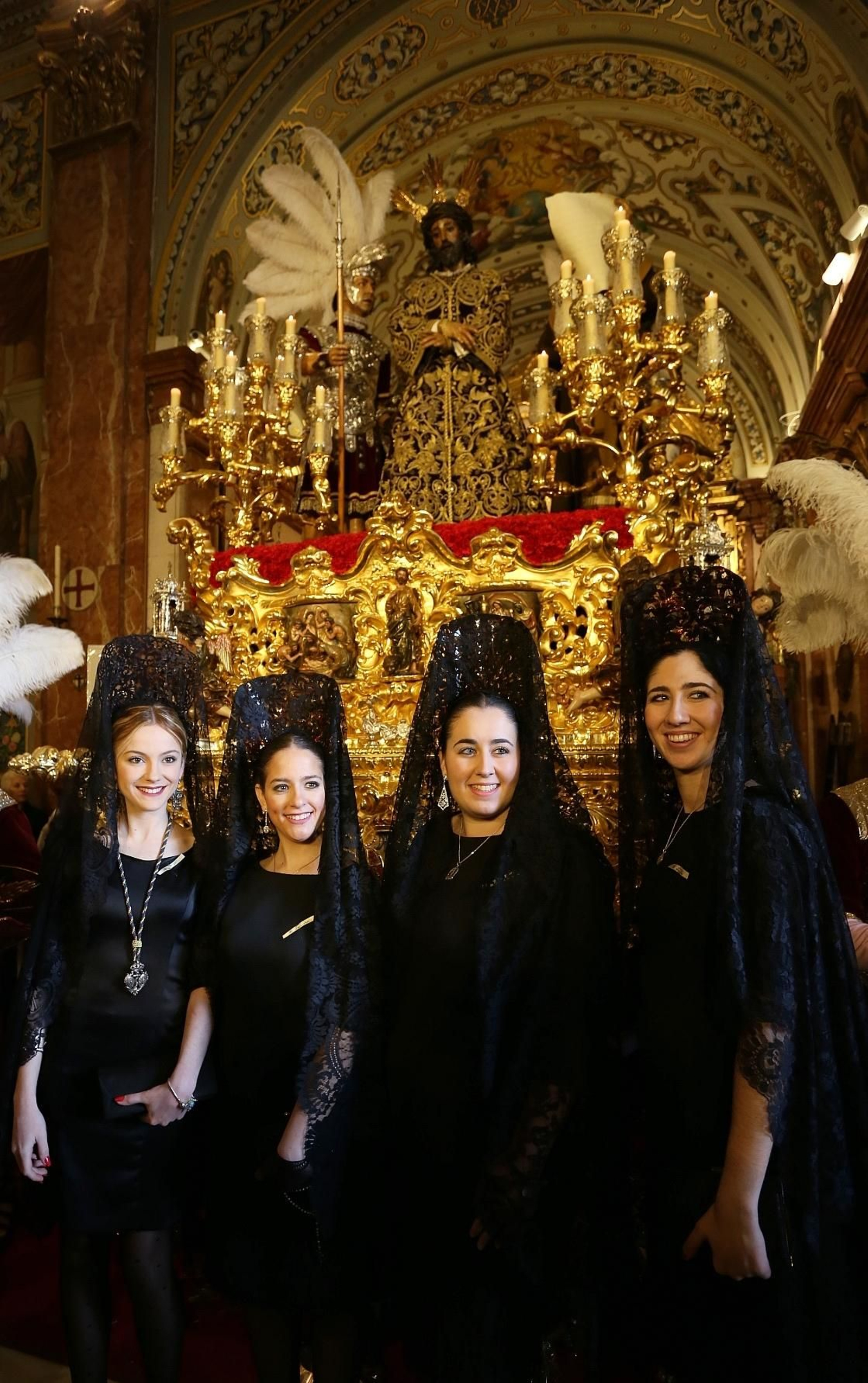 Visita a la basílica de la Macarena en el mañana del Jueves Santo.