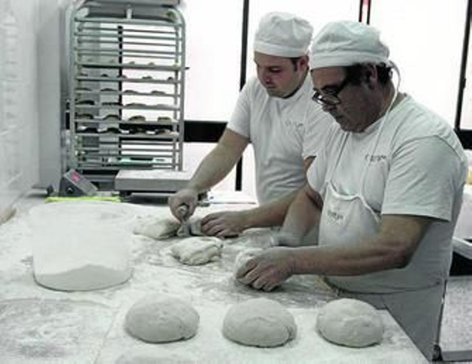 Cristóbal Pueblo y Antonio Jaén trabajan en el obrador de Crustum.