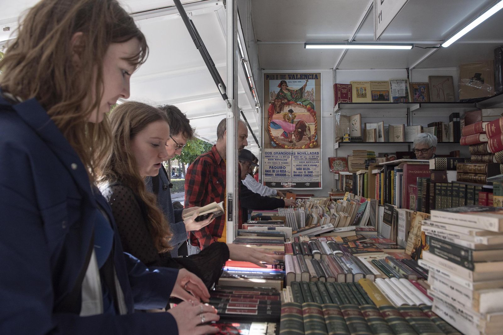 Lectores en la Feria del Libro Antiguo.