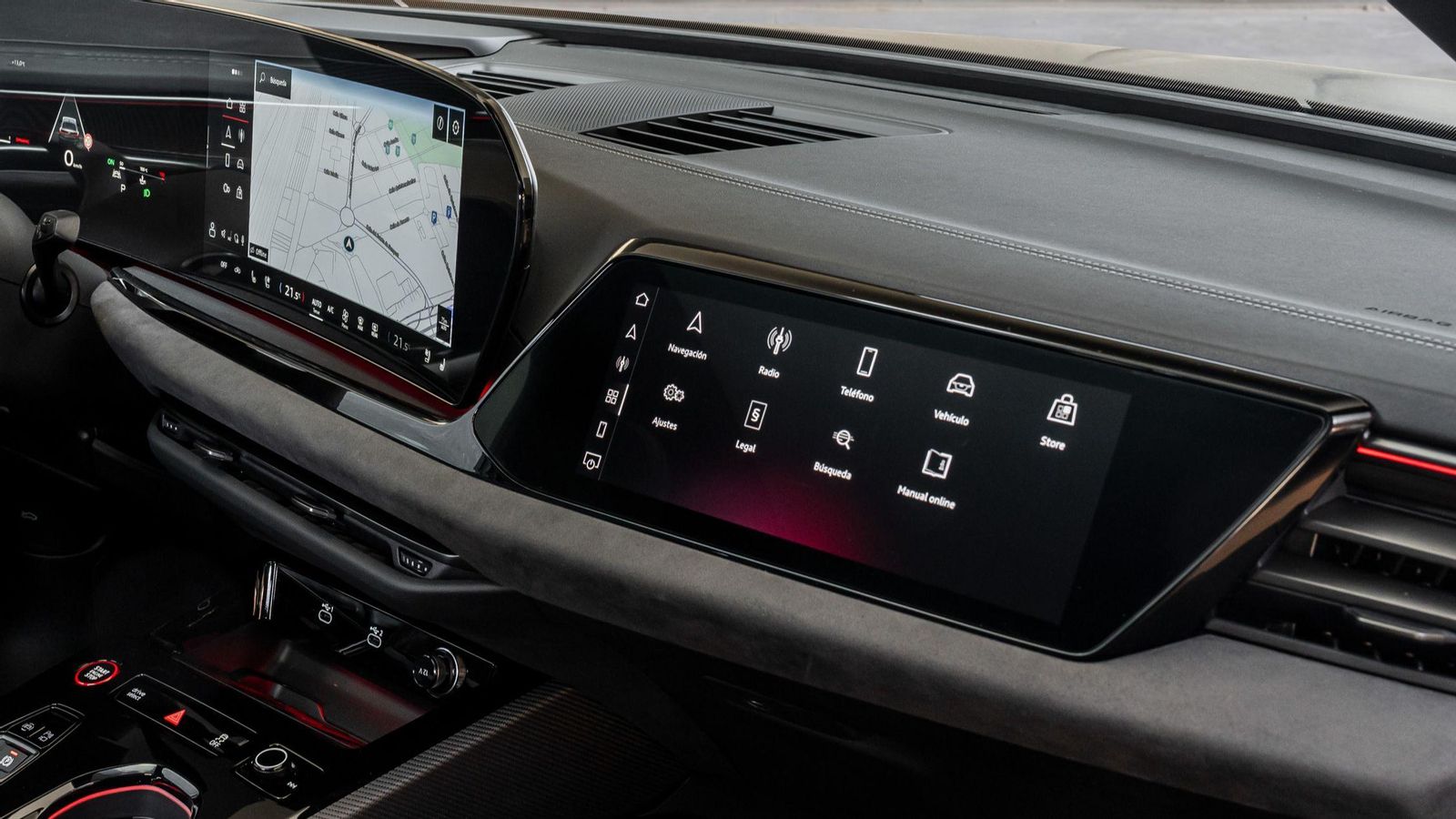 La tercera pantalla, situada frente al acompañante, aporta funciones relacionadas con el entretenimiento a éste.